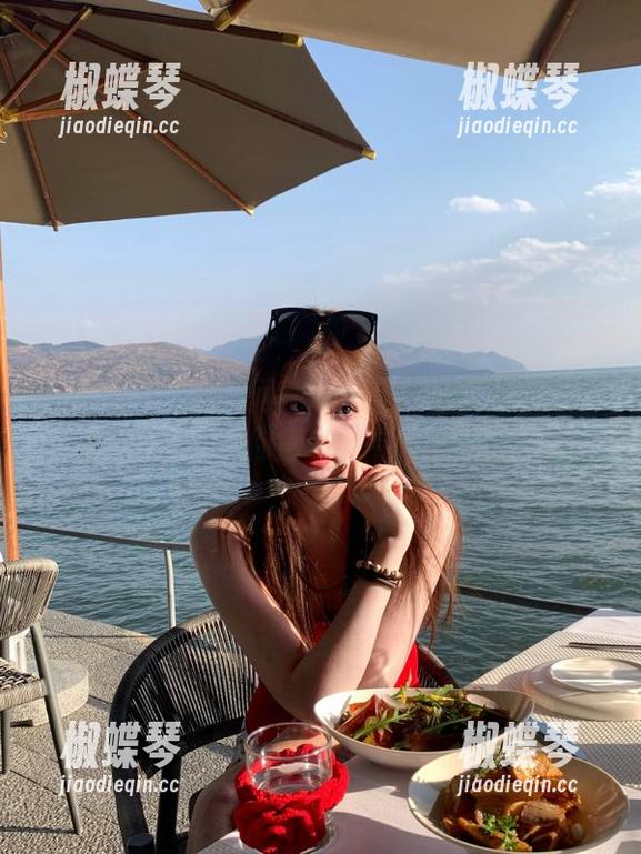 有人问：吃瓜91怎么才能收藏？我说，你得先学会甩瓜皮！